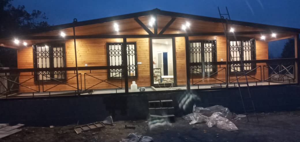 ویلای ۹۰ متری نما چوب فول امکانات کانکس ویلای ۹۰ متری نما چوب فول امکانات